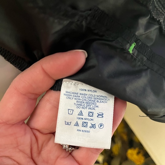 Land’s End camo/black Boys windbreaker. Size Medium 10/12. EUC Like new! - Picture 9 of 9